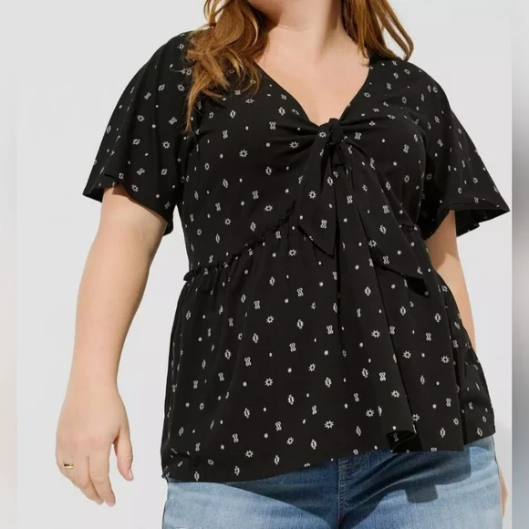Torrid Black and White Flutter Sleeve Blouse with Tie Front Size 5 - Picture 1 of 4